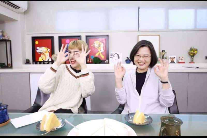 钟明轩(左)2020年与台湾前蔡英文合作拍摄视频,这段视频的观看量至今已达360万次。(互联网)