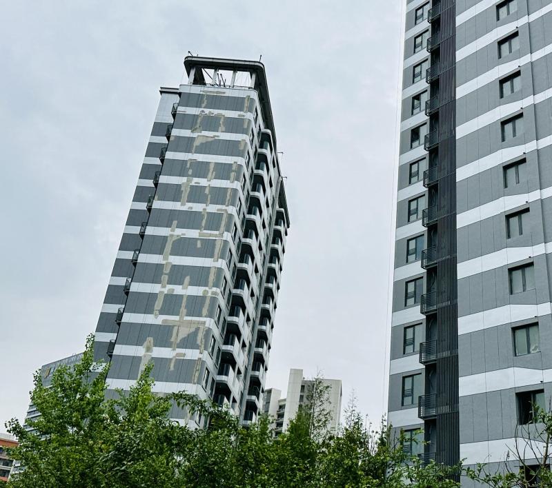中建·玖海云天项目多栋楼房墙皮脱落,外墙斑驳。(陈婧摄)