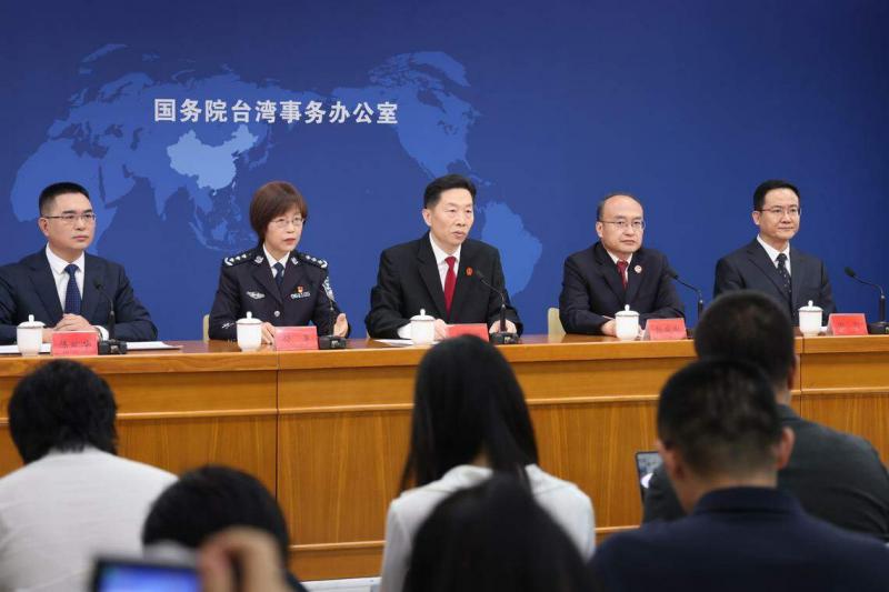 中国最高人民法院、最高人民检察院、公安部、国家安全部、司法部6月21日下午在国务院台湾事务办公室联合举行记者会,公布《关于依法惩治“台独”顽固分子分裂国家、煽动分裂国家犯罪的意见》,意见于发布日起施行。图中左起为国台办发言人陈斌华、公安部法制局副局长孙萍、最高人民法院审判委员会委员马岩、最高人民检察院重大犯罪检察厅副厅长张庆彬,以及司法部律师工作局局长田昕。(中新社)