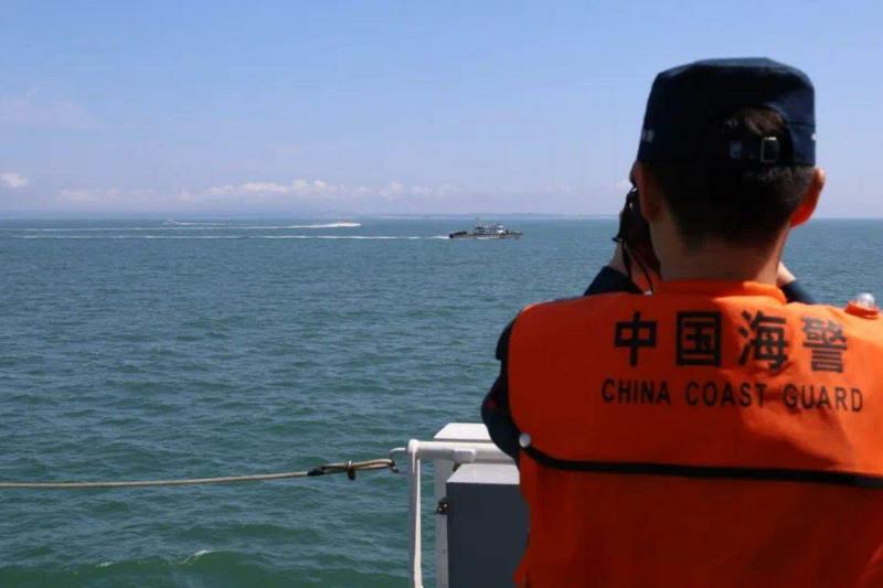 大陆海警局通报中的另一张照片显示,一艘海警船正在观察疑似台湾巡防艇的画面。(中国大陆海警局公号)
