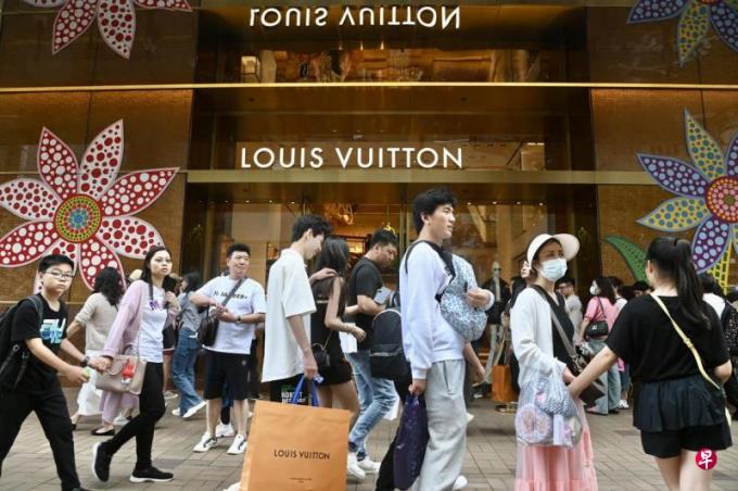 中国大陆旅客赴港澳购物免税额7月起提高至1万5000元人民币