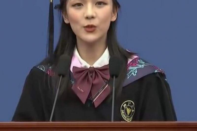 浙江大学毕业生代表杨谨闻在毕业典礼上说,“要闪耀在祖国最需要的地方”。(视频截取)