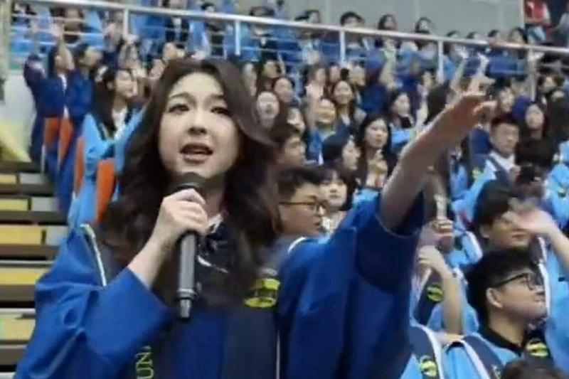青岛大学学生在毕业典礼上唱《青花瓷》。(视频截取)