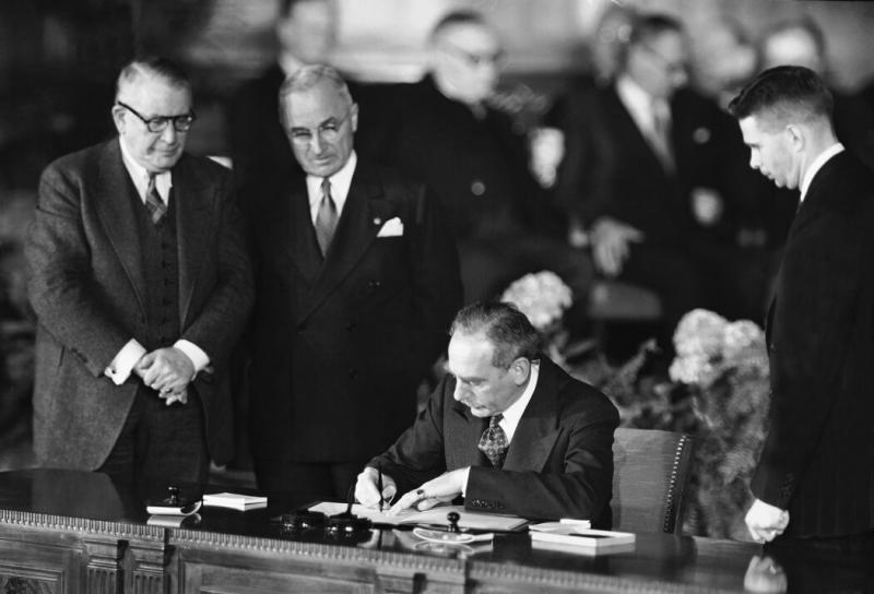 美国总统杜鲁门（左二）1949年在华盛顿出席北大西洋公约组织条约签署仪式。