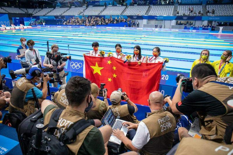 中国游泳运动员2021年7月在东京奥运会上,庆祝获得女子4x200米自由泳接力赛金牌。(互联网)