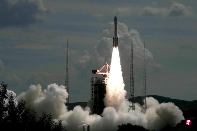 中国发射首批18颗低轨卫星 与美SpaceX星链竞争