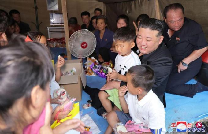 金正恩视察灾区 欲把逾万灾民迁移到平壤
