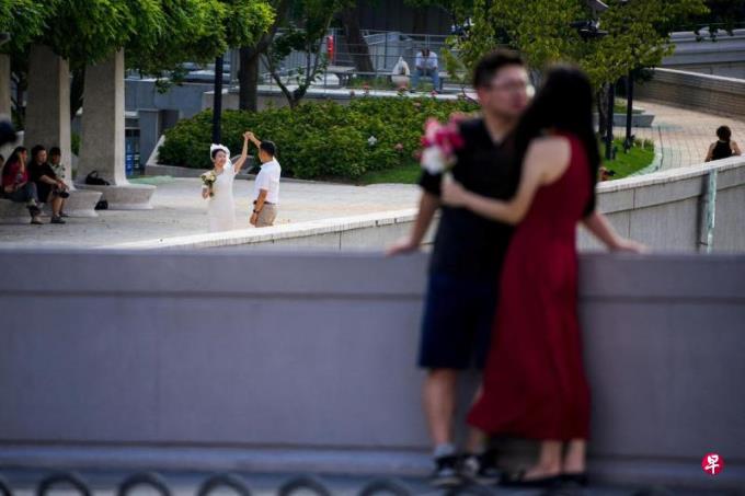 中国居民结婚或不再需户口簿 网民忧子女偷偷结婚