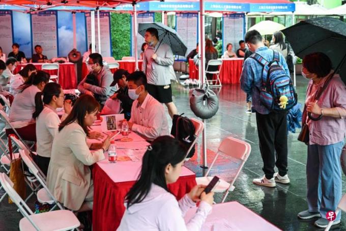 中国7月非在校16岁至24岁青年失业率回升至17.1%