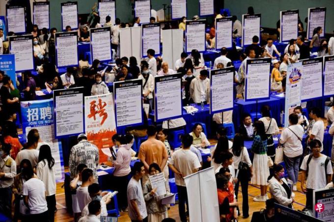 中国青年失业率又上升 专家:有效执行现有政策是推动就业复苏关键