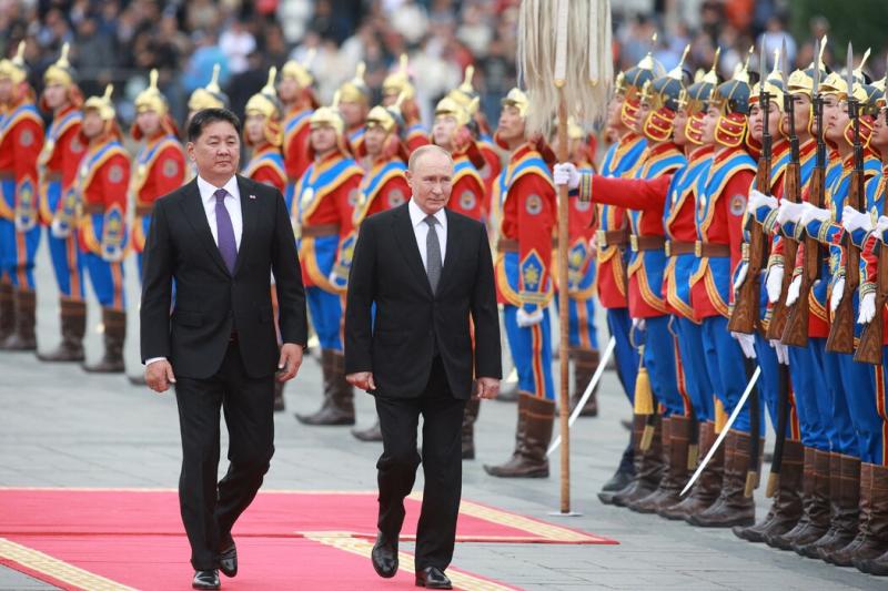 周二,在蒙古首都乌兰巴托举行的官方欢迎仪式上,俄罗斯总统普京与蒙古总统乌赫那·呼日勒苏赫。
