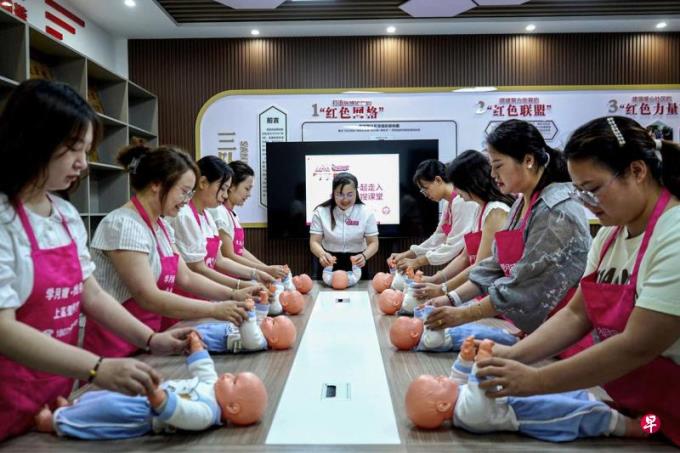 连续两年萎缩后 中国多地今年上半年出生人口增加