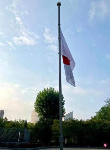 日本驻华使馆为深圳日本人学校去世男生降半旗