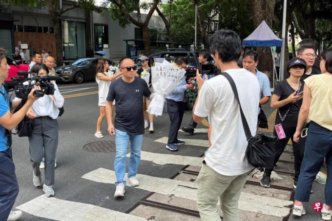 深圳市民自发献花 悼念遇害日本男童