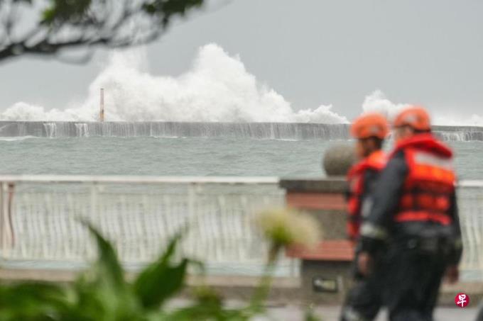 超强台风山陀儿缓慢行进 预计下午1时登陆台湾