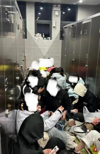 “十一”黄金周景区人满为患 游客黄山厕所过夜