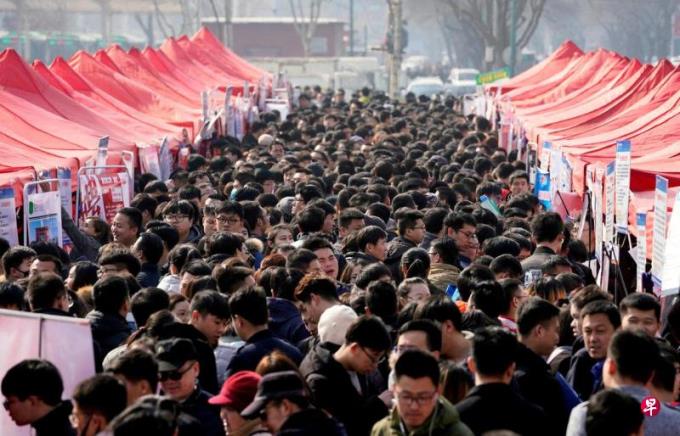 中国9月非在校16至24岁青年失业率降至17.6%