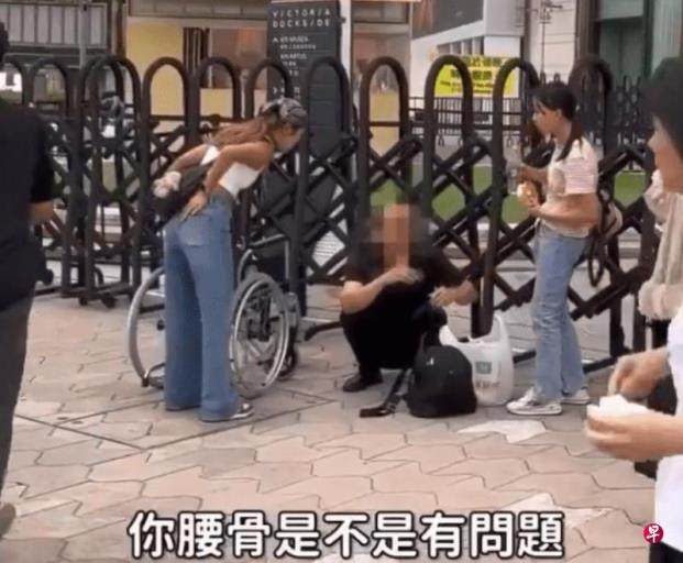 港网红询问蹲地游客是否要轮椅 大陆网民批歧视