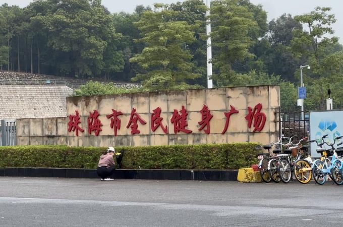 广东珠海市体育中心11月11日晚上发生越野车撞人事件,造成35人死亡、43人重伤。当地市民事后纷纷到案发现场献花悼念亡者。(林煇智摄)