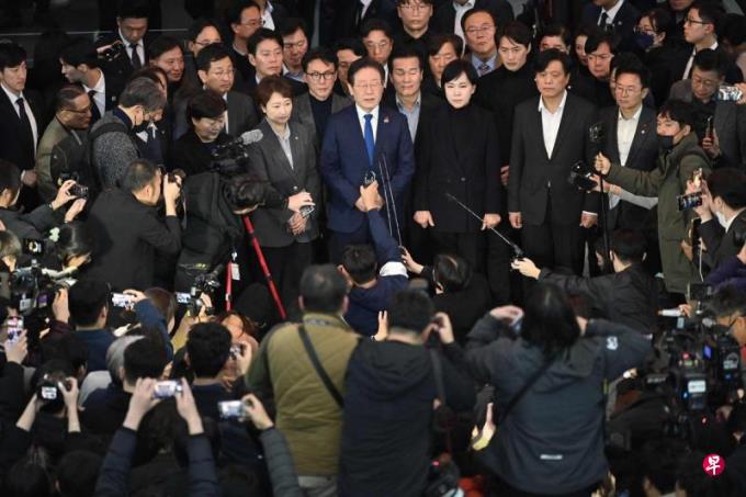 韩国最大在野党要求尹锡悦立刻下台