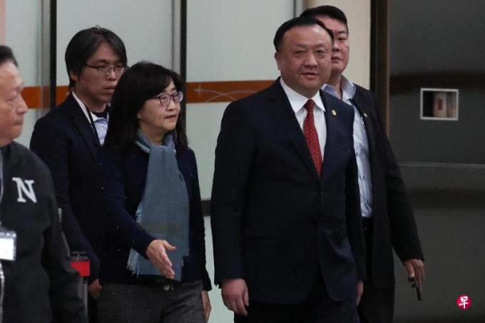 上海副市长华源抵台 机场外聚集抗议人士