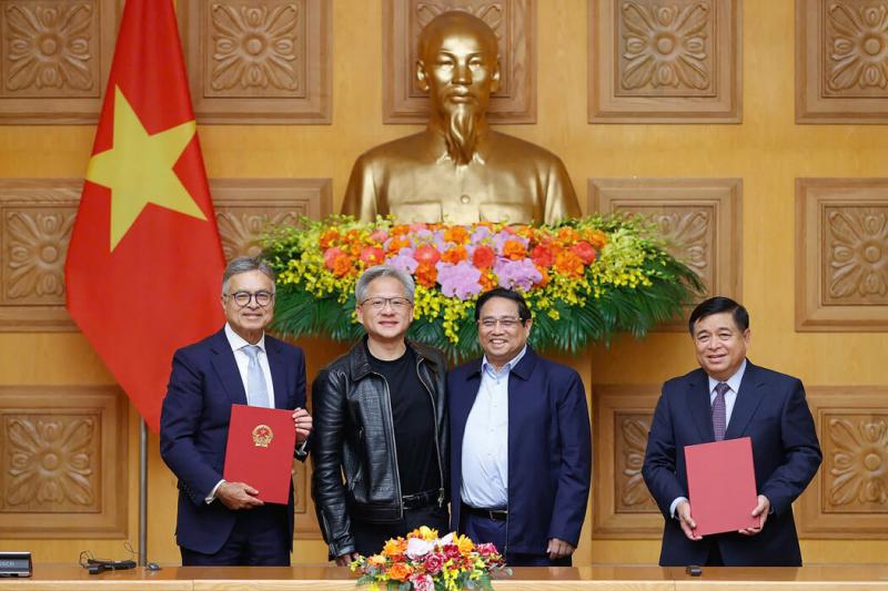 本月，英伟达的杰伊·普里和黄仁勋与越南总理范明政及该国计划与投资部长阮志勇在河内合影。