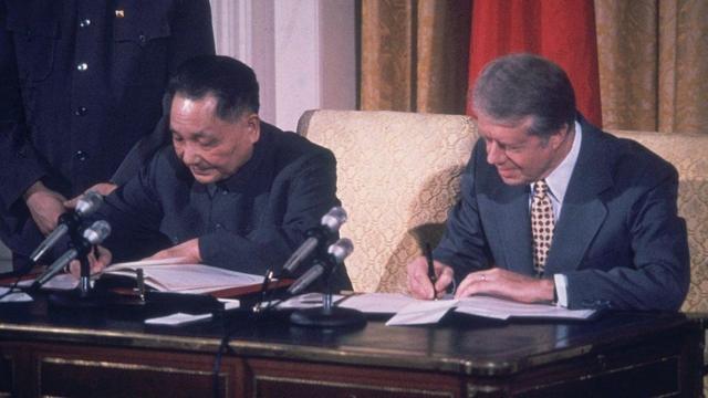 1979年,邓小平和卡特签署中美协议。