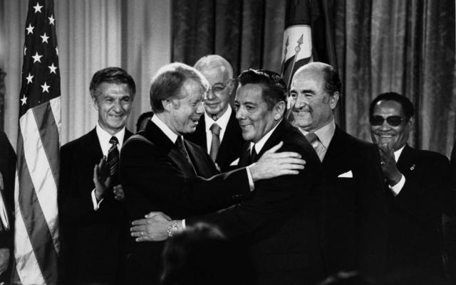 美国总统吉米·卡特(Jimmy Carter)与巴拿马的奥马尔·托里霍斯(Omar Torrijos)在1977年9月7日签署条约后拥抱。