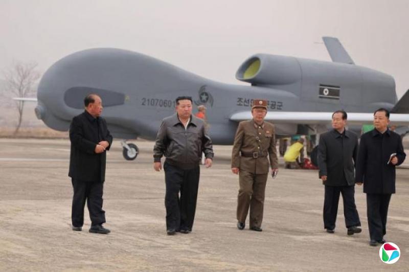 金正恩亲自监督AI自杀式无人机测试