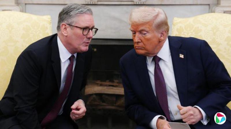 英国首相基尔·斯塔默爵士(Sir Keir Starmer)在2025年2月于白宫举行的会晤中,向美国总统唐纳·特朗普(Donald Trump)倾身交谈。