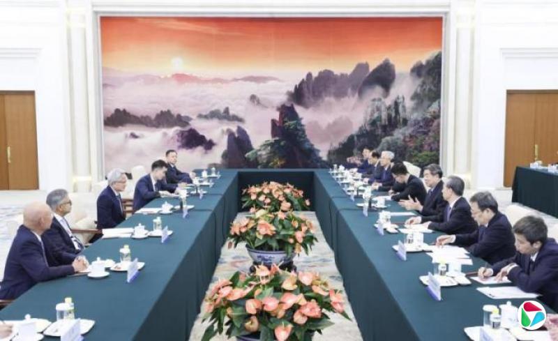 黄仁勋赴中国稳市场 学者判断特朗普晶片战略对华不让步