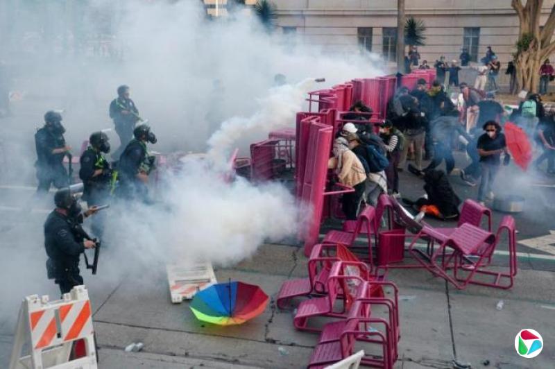分析:特朗普强硬调兵作秀 向反驱逐令民主党区发出警告