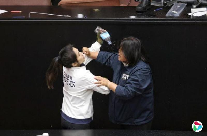 2024年12月20日,民进党占领立法院主席台,试图阻止国会通过《选罢法》、《宪诉法》及《财划法》三大争议修法。图为国民党立委徐巧芯(左)向民进党立委泼水。
