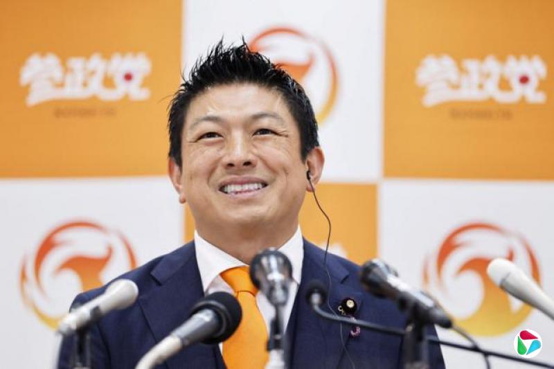 神谷宗币在东京日本参政党选举本部会见记者时咧嘴大笑(20/7/2025)