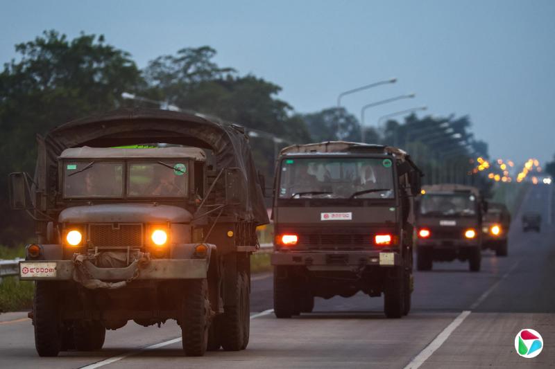 7月25日,泰国军车在武里南府(Buriram)的道路上前进。(路透社)