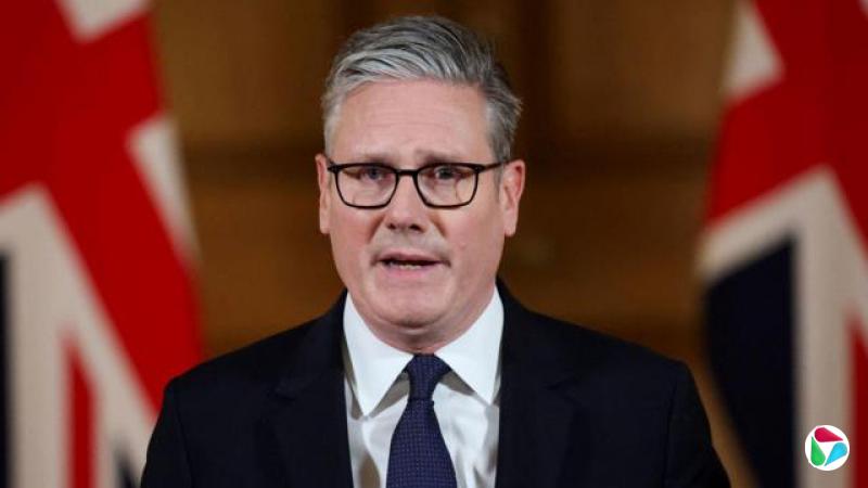 英国首相基尔·斯塔默爵士(Sir Keir Starmer,基尔·斯塔默)站在英国国旗前发表电视讲话