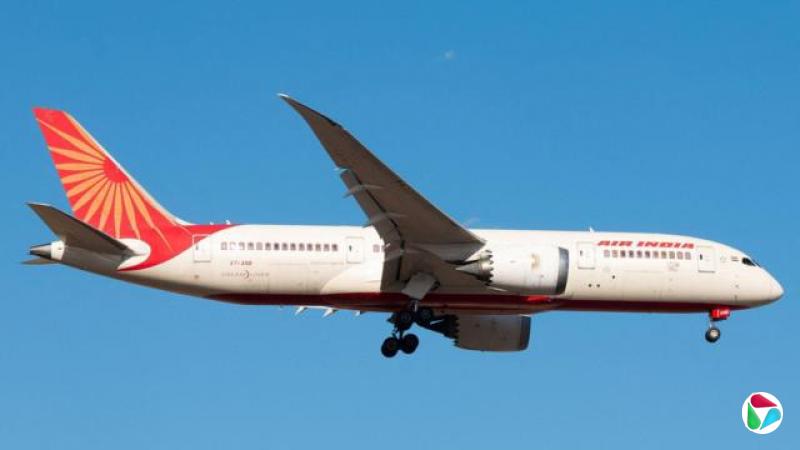 一架印度航空的飞机在空中飞行