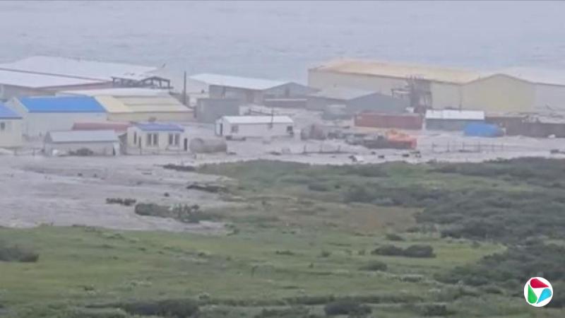 堪察加半岛地震引发的海啸冲击萨哈林州北库里尔斯克岛一处岸边建筑物(30/7/2025)