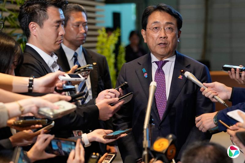 日本首席贸易谈判代表赤泽亮正称“理解书面文件的重要性”,但他说,美国与欧盟和韩国达成的协议也没有书面文件。(法新社)