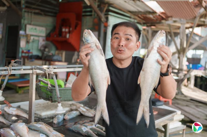 冠病疫情期间,王和伦回到适耕庄,开拓线上销售渔产的事业。(特约邓德兴摄)