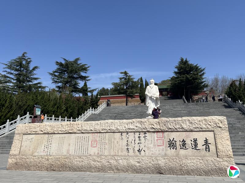 李白《上阳台帖》石碑和司马承祯石像。(王振宇摄)