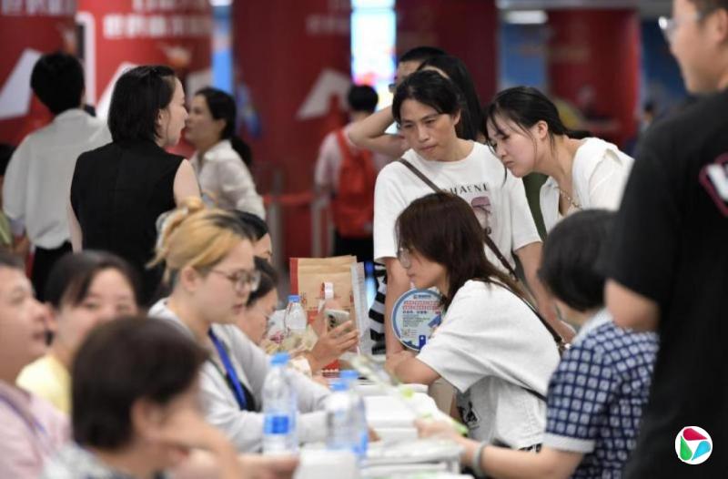 中国7月非在校青年失业率升至17.8%