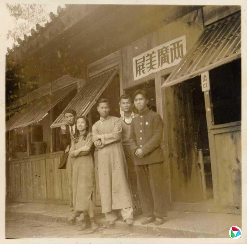 1940年,关良(后排左一)在安江指导许铁生(中)共同筹办杭州国立艺专“两广美展”。(品艺画廊提供)