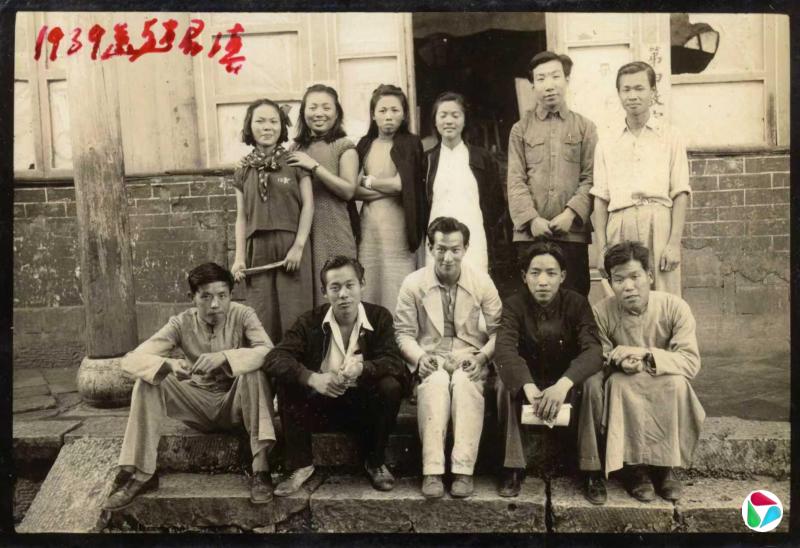 1939年,杭州国立艺专西画组最要好的同学们(包括许铁生,前排左一)在云南昆明送别赵无极(前排左二)。(品艺画廊提供)