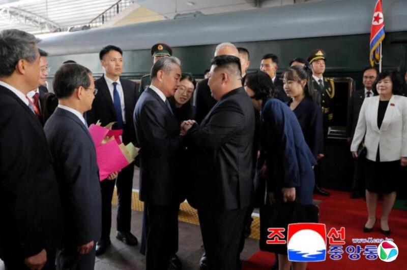 朝鲜最高领导人金正恩首次携女金珠爱访问中国