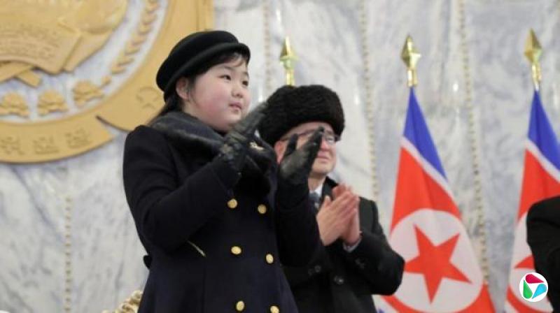 这张由朝鲜朝中社于2023年2月8日发布的照片显示,金主爱出席在平壤金日成广场举行的阅兵,庆祝北韩建军75周年。