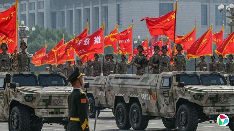 北京天安门城楼前战旗方队装甲车上的中国解放军士兵向天安门城楼上的习近平敬礼(3/9/2025)