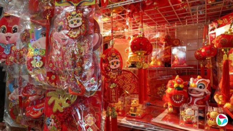一张特写照片显示农历新年庆祝活动中的生肖装饰。每一年都以十二生肖之一命名;2025年是蛇年。