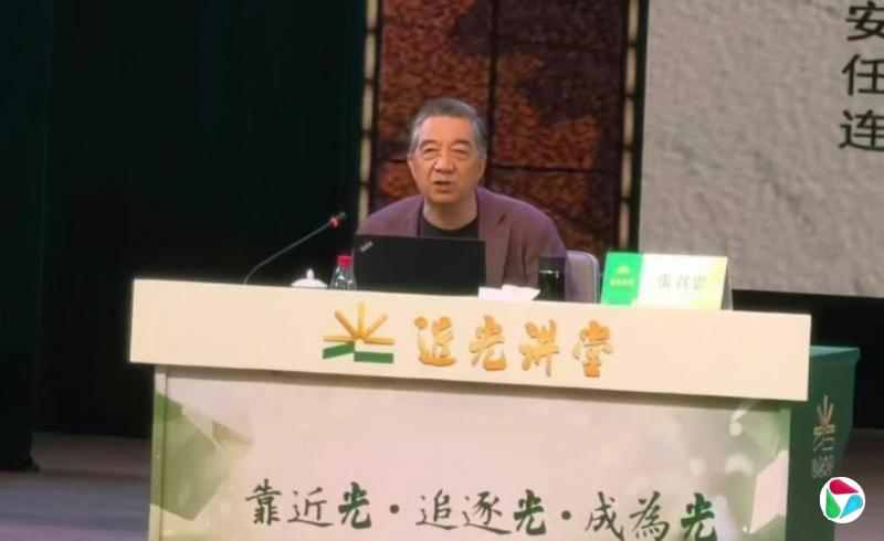 张召忠罕见公开露面 一头白发登热搜