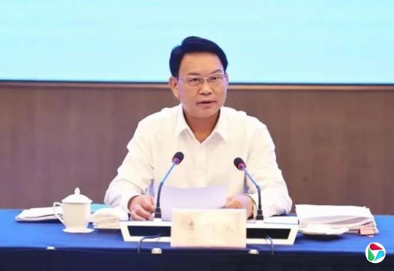 厅长李明生,在干部、职工调动上违规为他人谋利